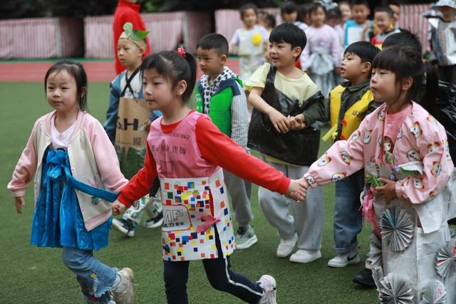 土家族 小朋友 幼儿园 环保 滚筒 时装秀 高脚马 教育 游戏 废旧 材料
