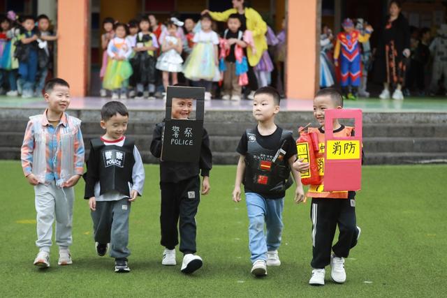 土家族 小朋友 幼儿园 环保 滚筒 时装秀 高脚马 教育 游戏 废旧 材料
