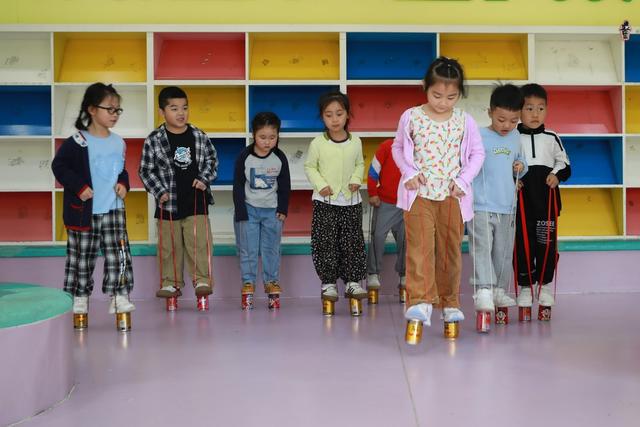 土家族 小朋友 幼儿园 环保 滚筒 时装秀 高脚马 教育 游戏 废旧 材料