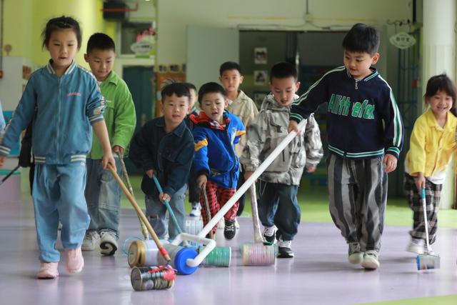 土家族 小朋友 幼儿园 环保 滚筒 时装秀 高脚马 教育 游戏 废旧 材料