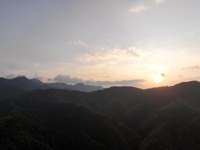 夕阳，晚霞，群山，风电