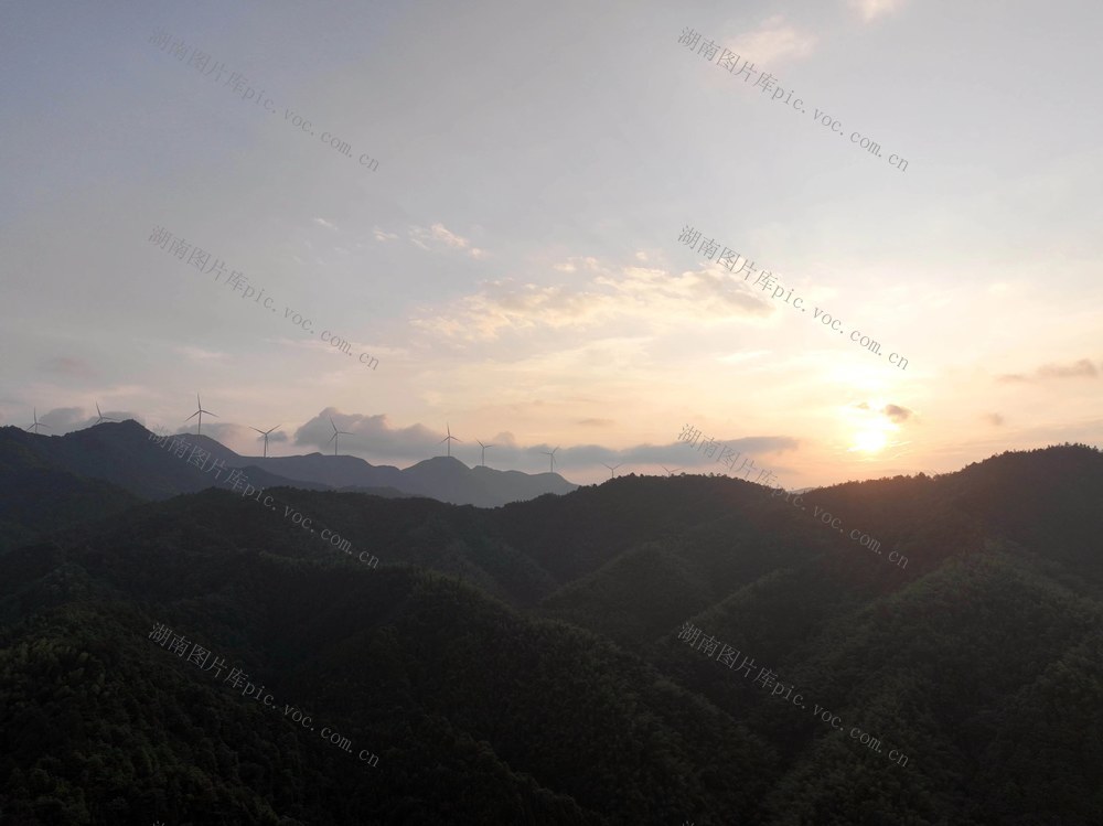 夕阳，晚霞，群山，风电