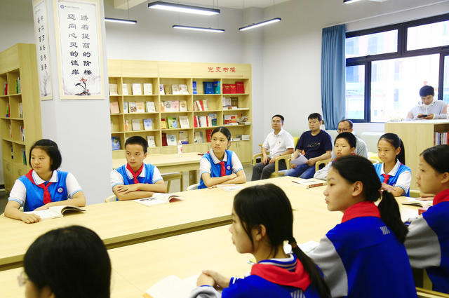 湖南 郴州  苏仙区  党史  书柜  进校园 党史学习教育  郴州市六中观山学校  党史进校园  图书室 党史书柜  捐赠  党史书籍