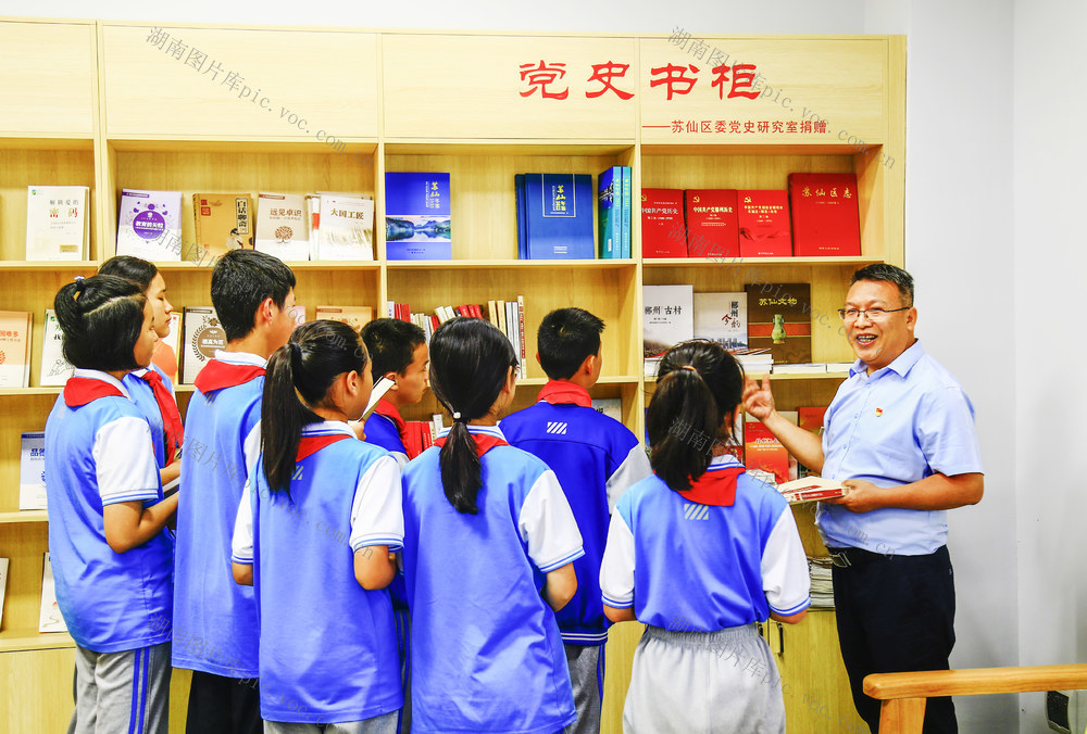 湖南 郴州  苏仙区  党史  书柜  进校园 党史学习教育  郴州市六中观山学校  党史进校园  图书室 党史书柜  捐赠  党史书籍