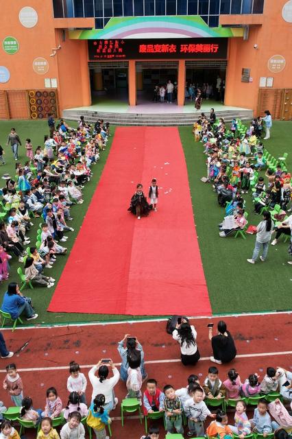 土家族 小朋友 湘西 幼儿园 苗族 环保 时装秀 高脚马 教育 游戏 废旧 材料