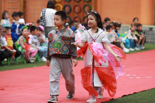 土家族 小朋友 湘西 幼儿园 苗族 环保 时装秀 高脚马 教育 游戏 废旧 材料