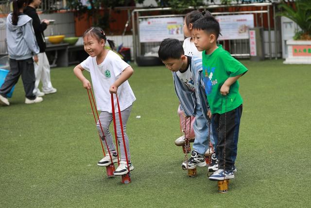 土家族 小朋友 湘西 幼儿园 苗族 环保 滚筒 高脚马 教育 游戏 废旧 材料
