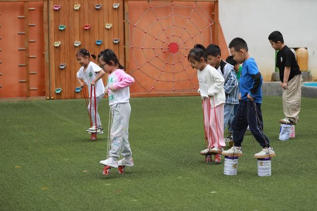 土家族 小朋友 湘西 幼儿园 苗族 环保 滚筒 高脚马 教育 游戏 废旧 材料