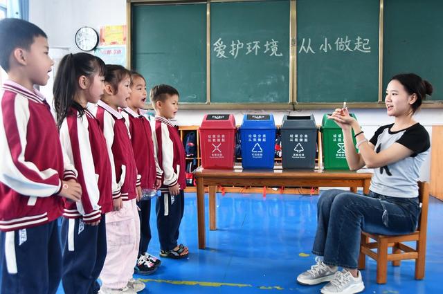 垃圾分类  从小做起
