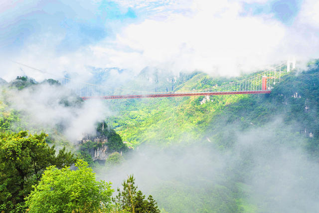 六五环境日  雨后日出  云遮雾罩  吉首市矮寨大桥景观壮美