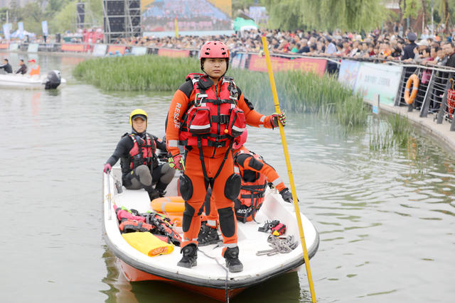 常德阳明湖龙舟赛 消防水域救援队员  橡皮艇