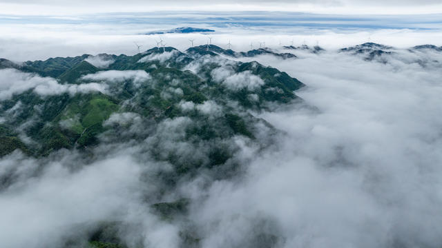 太阳山风力电场云蒸霞蔚如仙境