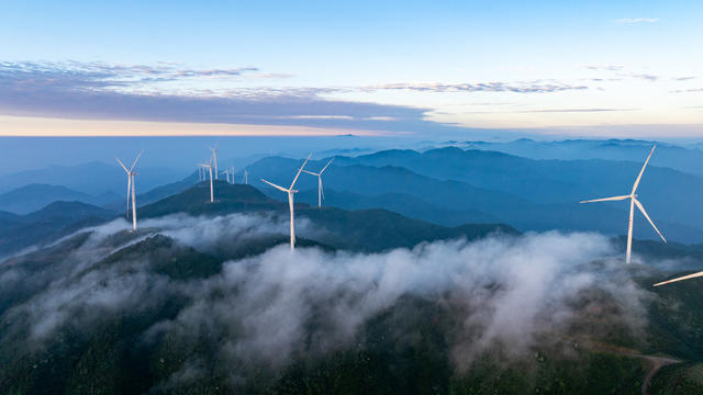 太阳山风力电场云蒸霞蔚如仙境