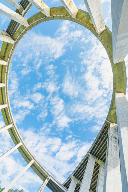 夏日雨后蓝天白云  吉首市石家冲街道石家寨大桥椭圆形匝道  仰视如一块镶嵌在碧空中的翡翠  包茂高速与龙吉高速的交汇点  湘西北省际大通道的重要交通纽带