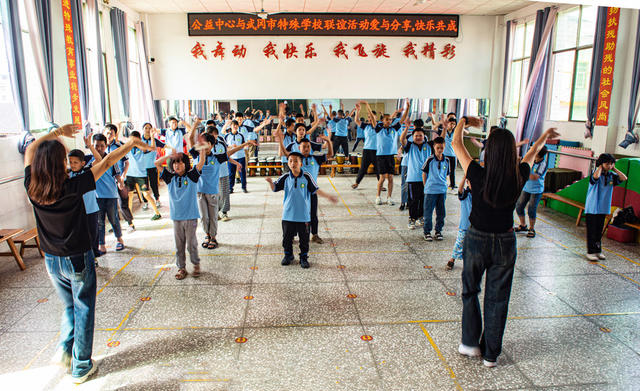 点点爱心公益中心，特殊学校  送爱心    礼包，表演 
