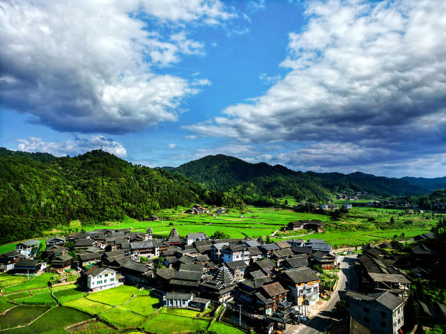 侗寨 建设 新 美丽 乡村
夏日  画卷   