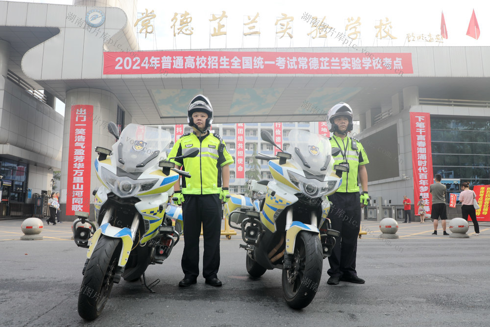 2024年高考第一天 交警 铁骑 护航高考