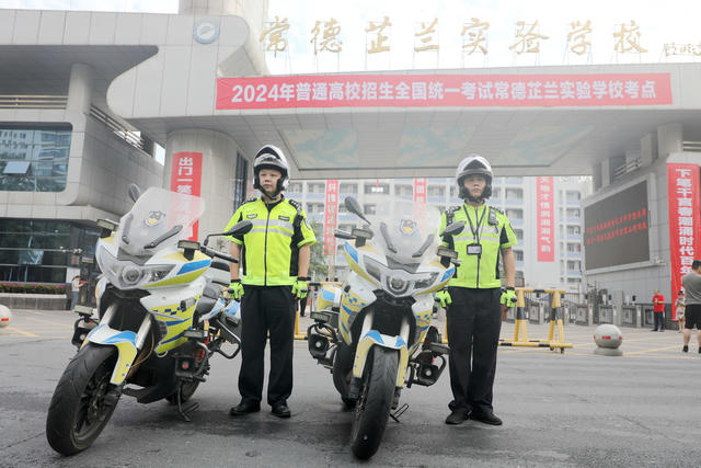 2024年高考第一天 交警 铁骑 护航高考
