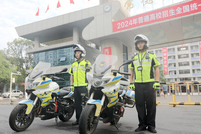 2024年高考第一天 交警 铁骑 护航高考