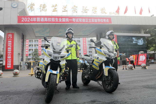 2024年高考第一天 交警 铁骑 护航高考