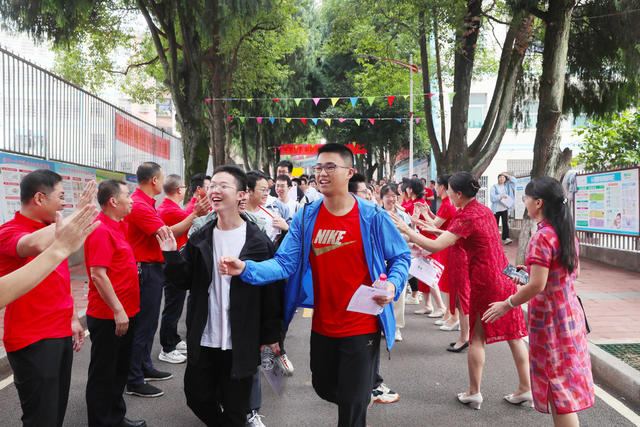高考  开考  送考  加油