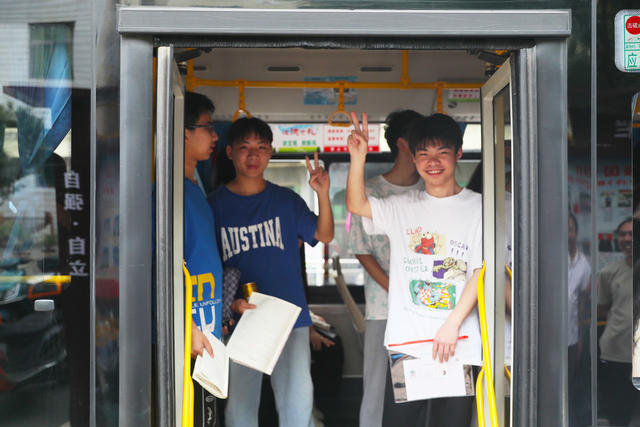 高考  开考  送考  加油