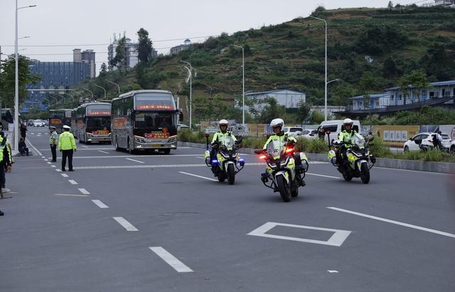 凤凰 高级中学 护航高考 爱心送考  大巴车 出租车 考生