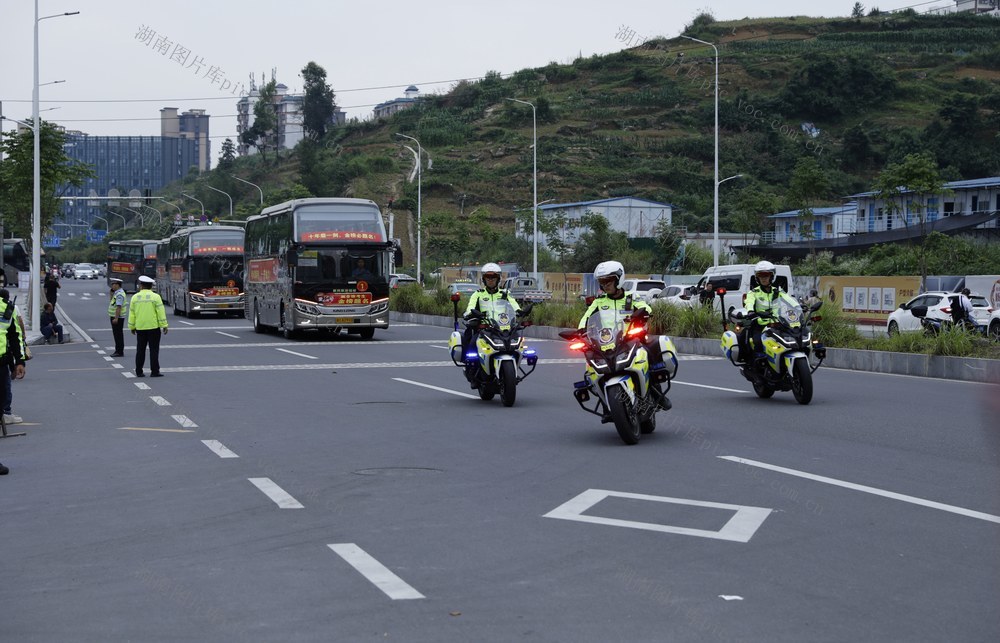 凤凰 高级中学 护航高考 爱心送考  大巴车 出租车 考生