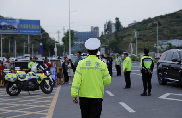 凤凰 高级中学 护航高考 爱心送考  大巴车 出租车 考生