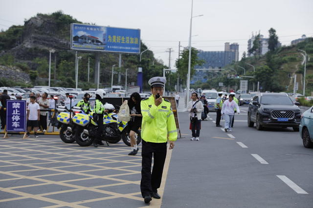凤凰 高级中学 护航高考 爱心送考  大巴车 出租车 考生
