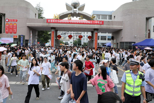 湖南邵东  高考首日  考生  家长  学校