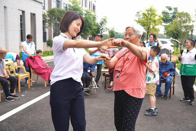 关爱老人送温暖 共同欢庆端午节