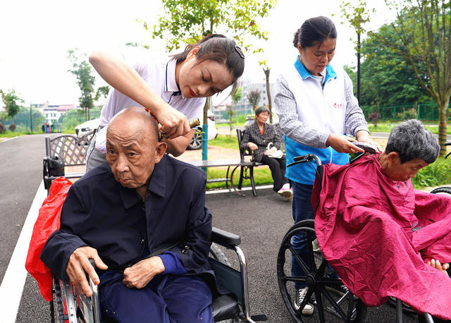 关爱老人送温暖 共同欢庆端午节