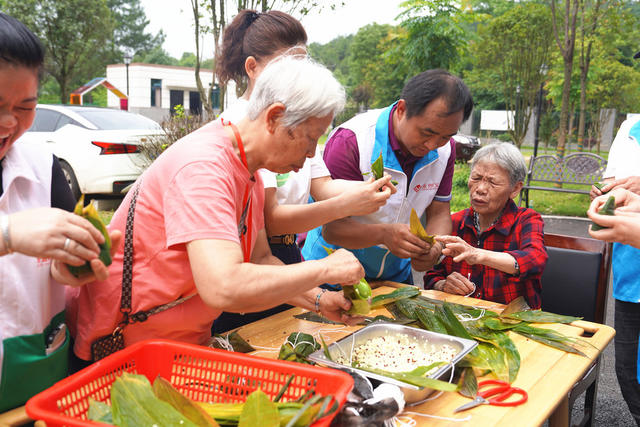 关爱老人送温暖 共同欢庆端午节