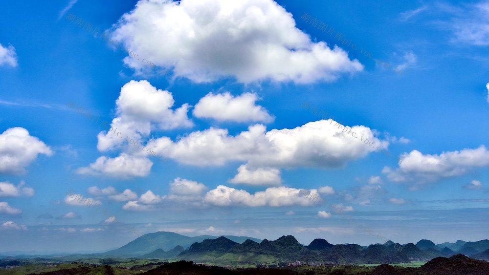 白云、蓝天、山村、田野