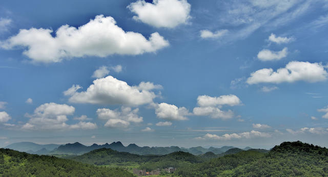 白云、蓝天、山村、田野