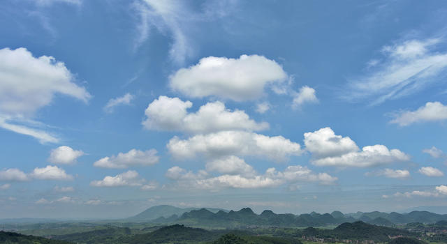 白云、蓝天、山村、田野