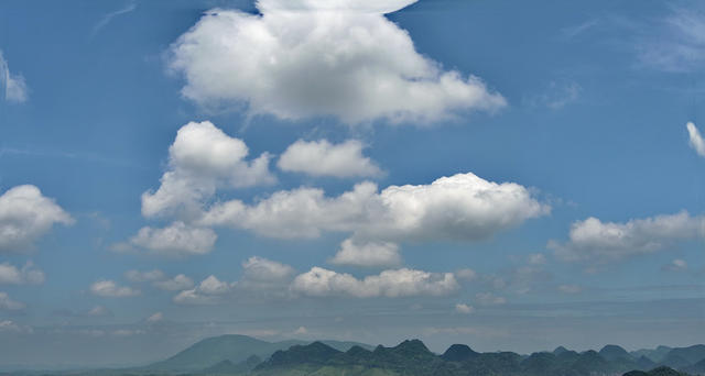 白云、蓝天、山村、田野