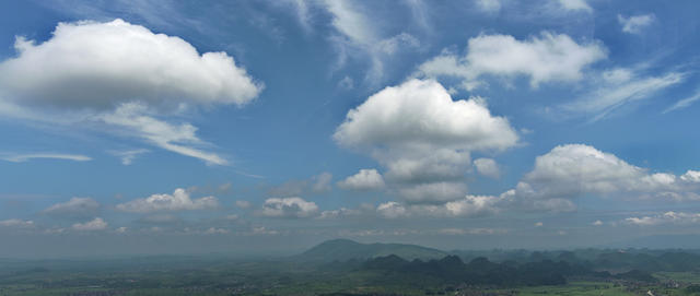 白云、蓝天、山村、田野