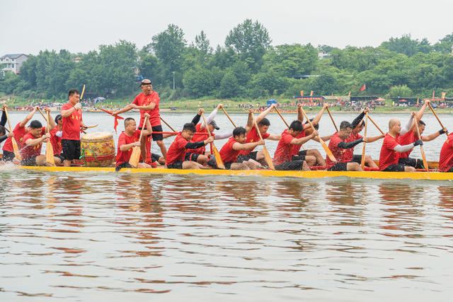 “辰浦传统龙舟大赛”  湘西州泸溪县浦市镇与隔河相望的怀化市辰溪县孝坪镇  共迎端午  
  增进民族团结
