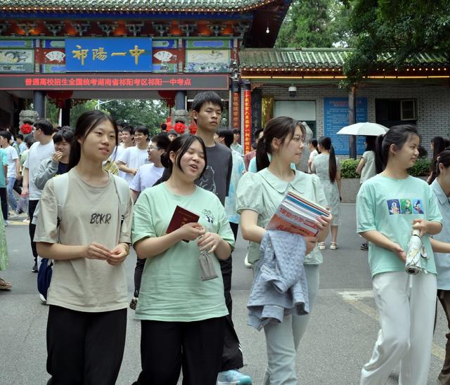 考生从容走出考场