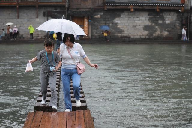 古城 湖南 土家族 凤凰 苗族 湘西 游客 假期 风情 民俗 泛舟 跳岩 栈道 端午 假期