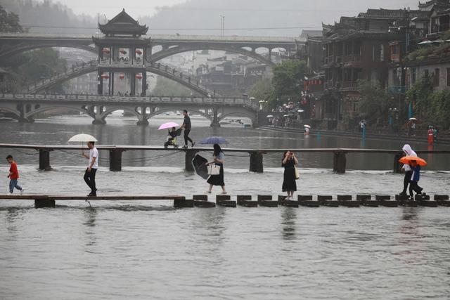 古城 湖南 土家族 凤凰 苗族 湘西 游客 假期 风情 民俗 泛舟 跳岩 栈道 端午 假期