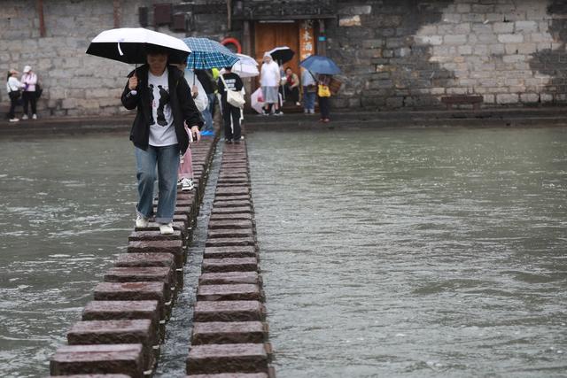 古城 湖南 土家族 凤凰 苗族 湘西 游客 假期 风情 民俗 泛舟 跳岩 栈道 端午 假期