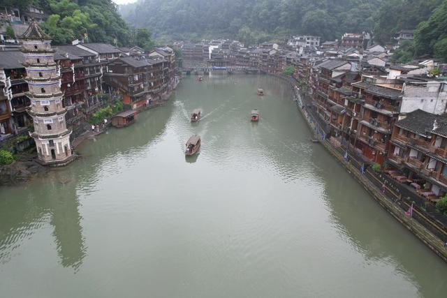 古城 湖南 土家族 凤凰 苗族 湘西 游客 假期 风情 民俗 泛舟 跳岩 栈道 端午 假期
