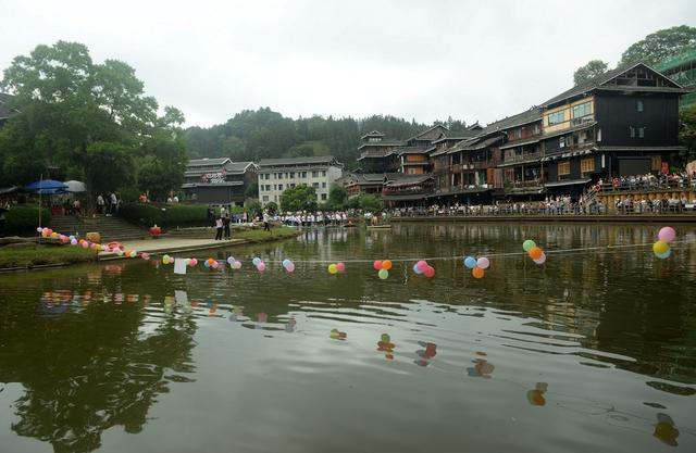 2024年6月8日，湖南省怀化市通道侗族自治县坪坦乡皇都村河畔，锣鼓喧天，热闹非凡，村民们正在进行竹排比赛。