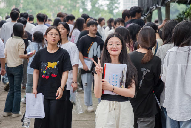 高考  职高   考场  学生  校园  志愿者  回家  结束