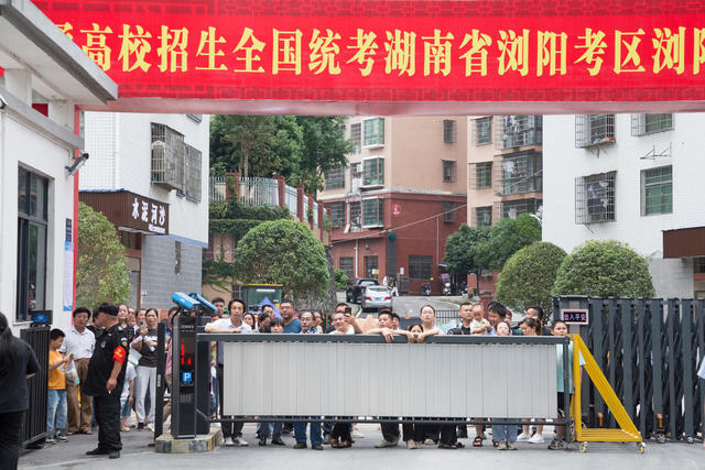 高考  职高   考场  学生  校园  志愿者  回家  结束