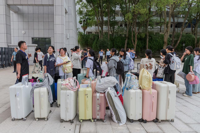 高考  职高   考场  学生  校园  志愿者  回家  结束