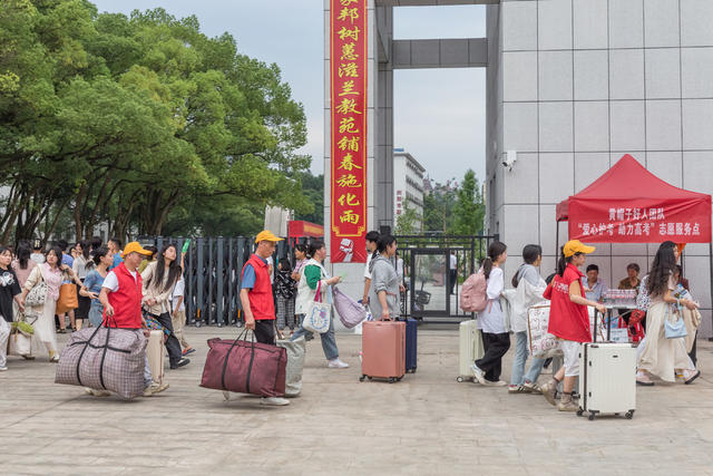 高考  职高   考场  学生  校园  志愿者  回家  结束